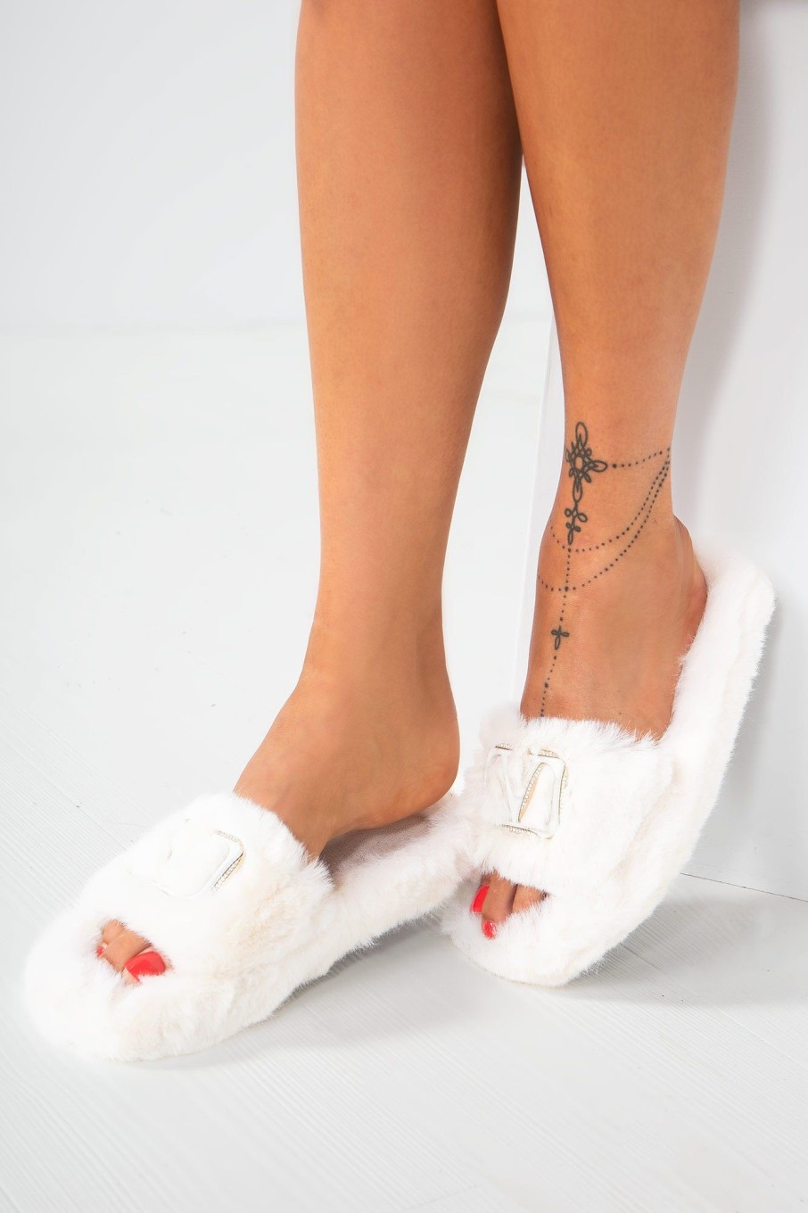 Clothing No Doubt | Faye White Faux Fur Slippers